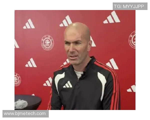 齐达内如何通过中场统治力展现技艺与智慧的完美结合与足球哲学