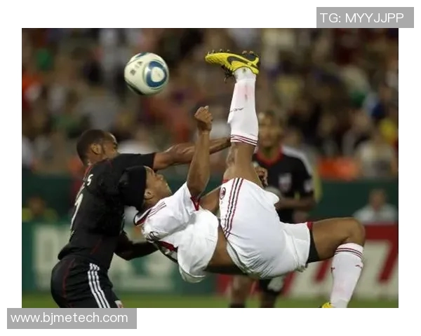 足球明星精彩瞬间倒勾射门技术解析与经典图片欣赏