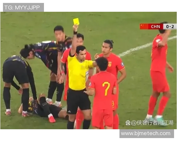 国足与韩国球员赛场冲突引发热议打架视频引发球迷关注与讨论